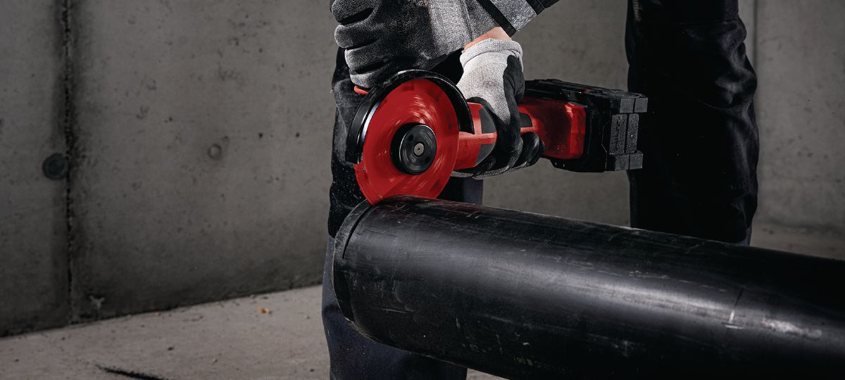 Application picture of AG 6D-22 with SPX 125 metal road trade blade cutting PVC pipe