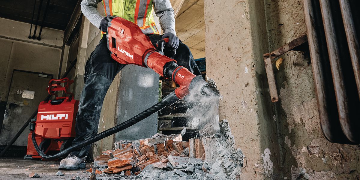 Cropped application image of cordless breaker TE 1000-22 wall breaking with pointed chisel.