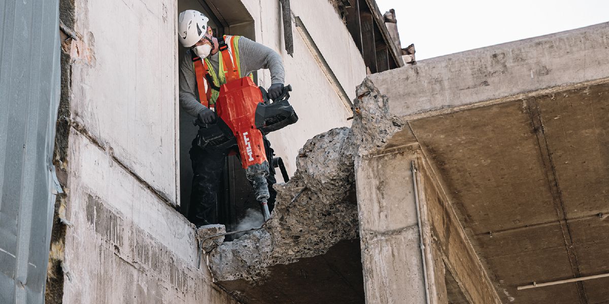 Cropped application image of cordless breaker TE 3000-22 floor breaking with flat-point chisel.