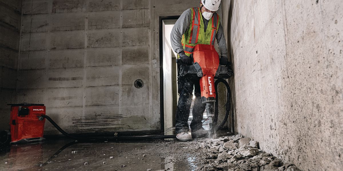 Cropped application image of cordless breaker TE 3000-22 water proofing with flat chisel.