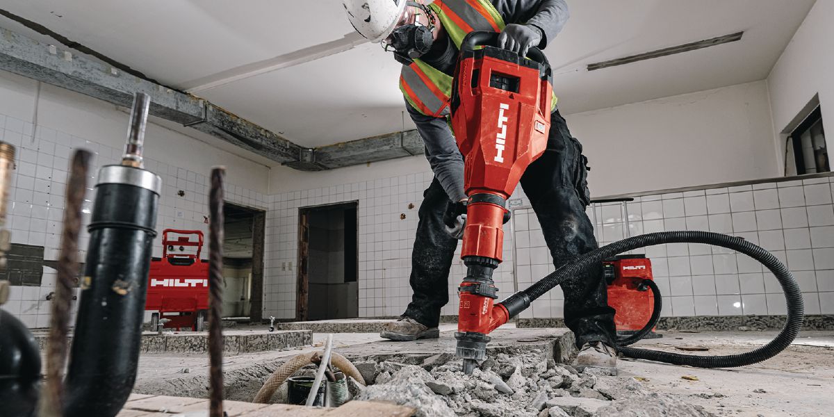 Cropped application image of cordless breaker TE 1000-22 floor breaking with Flat-point chisel and DRS.