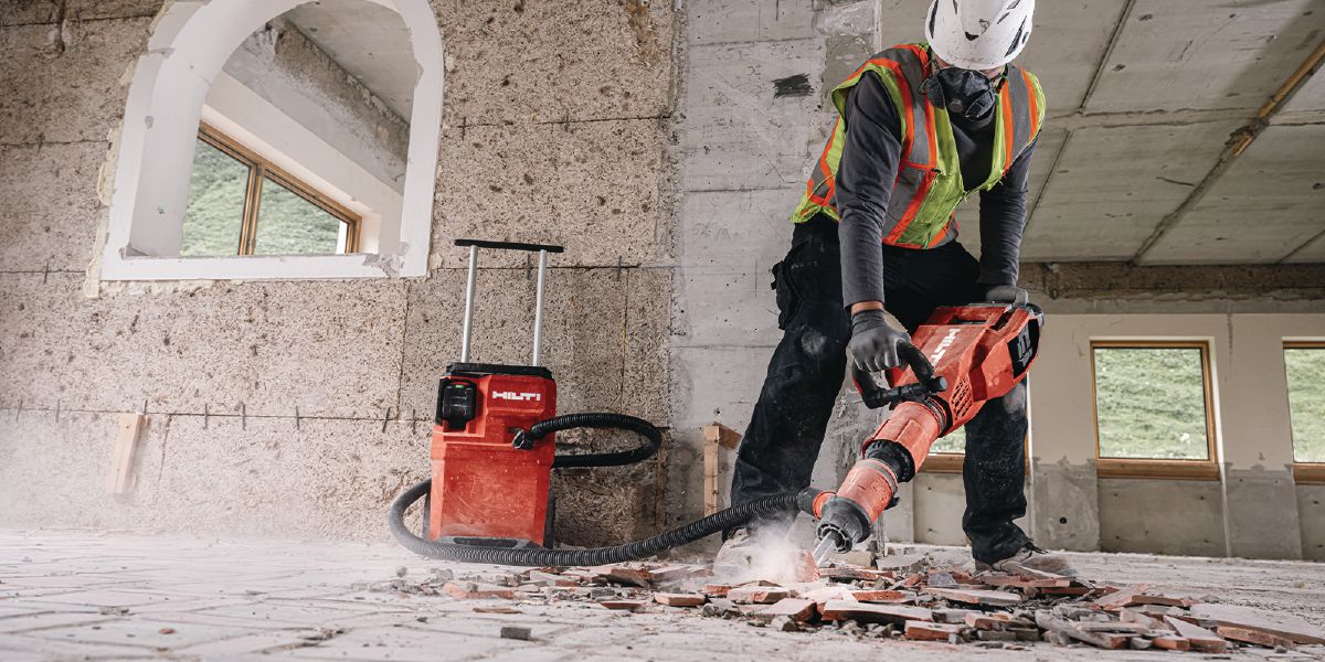 Cropped application image of cordless breaker TE 1000-22 tile removal with a scaling chisel.