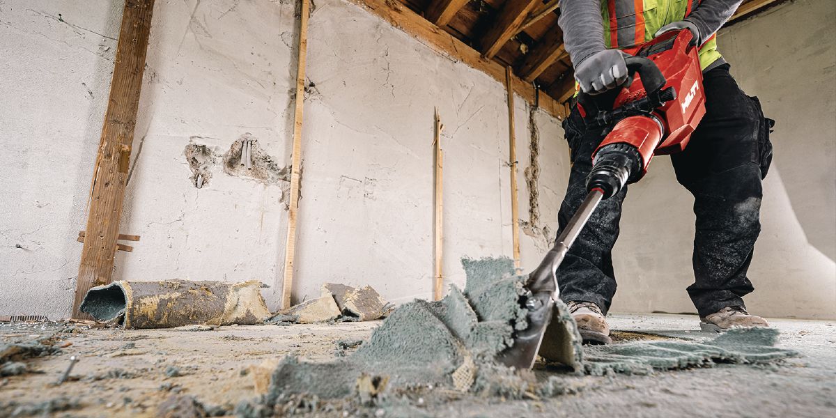 Cropped application image of cordless breaker TE 1000-22 with floor scraper chisel during carpet removal.