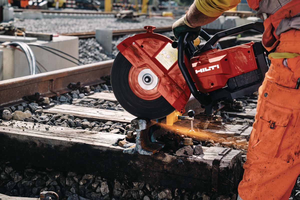 Application image of battery based rail cutter DSH 900RL-22 cutting rail mounted on a rail clamp DSH-RCC 85 with B 22-290 battery and with cutting disc AC-D 350x3.8x25.4 mm RL SPX.