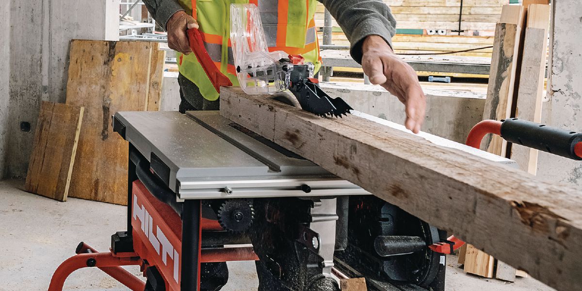 Cropped application image of rip cutting with table saw SCT 60-22 (G01).