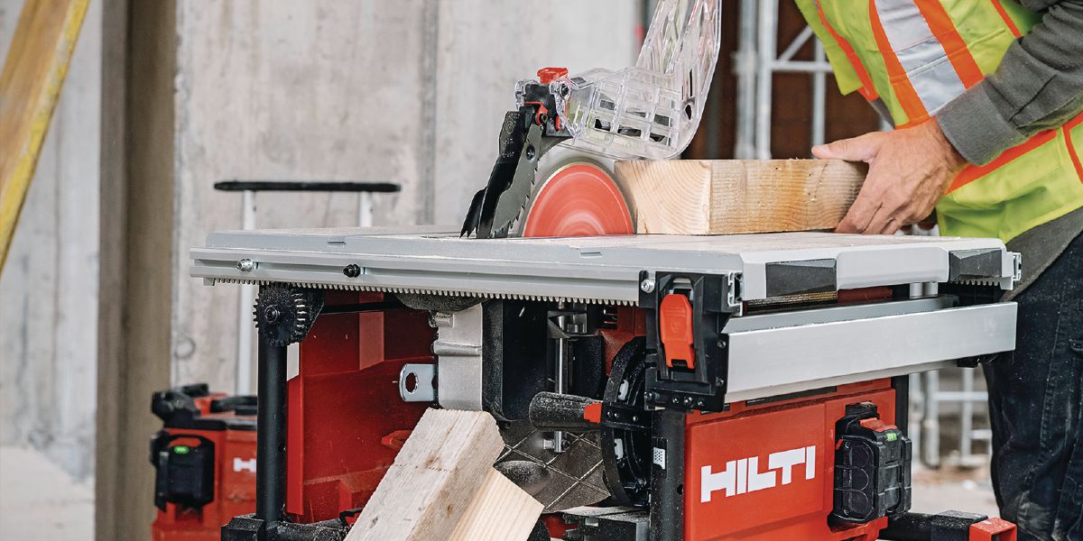 Cropped application image of rip cutting with table saw SCT 60-22 (G01) with full B22-290.