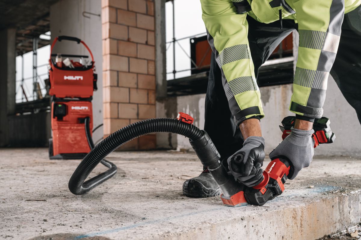 Application picture of the cordless angle grinder AG 4-22. Concrete cutting application.