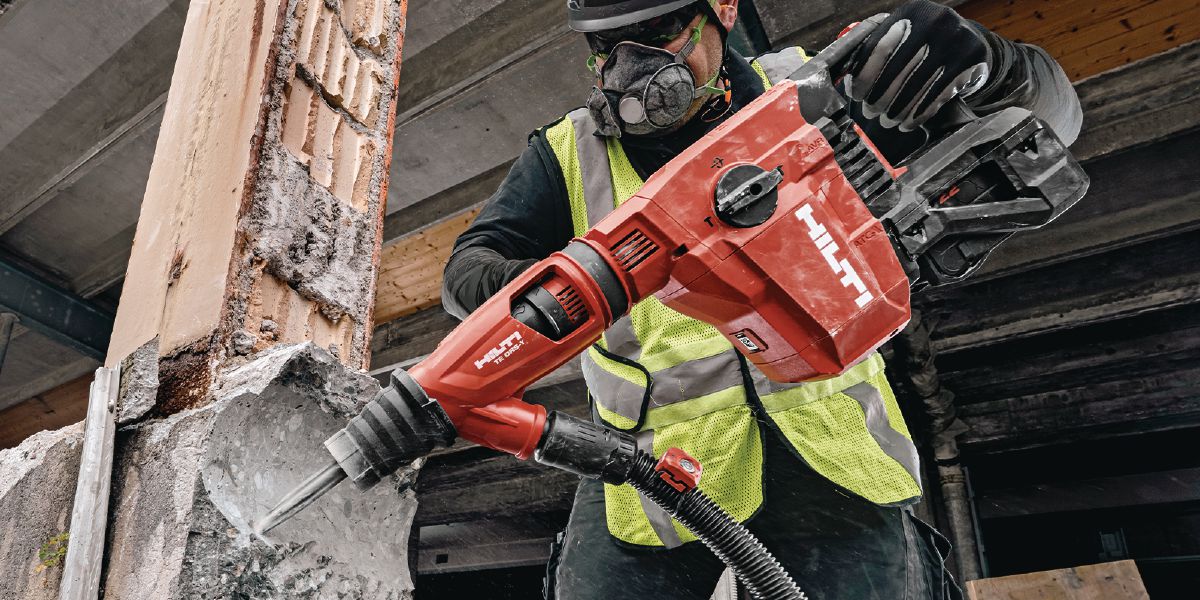 Cropped application picture of the rotary hammer TE 70-22 with the DRS system attached. Concrete chiseling application.