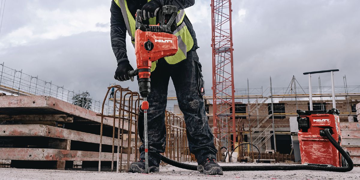 Cropped application picture of the rotary hammer TE 70-22 with the hollow drill bit TE-YD and the vacuum cleaner attached. Post-installed rebar application.