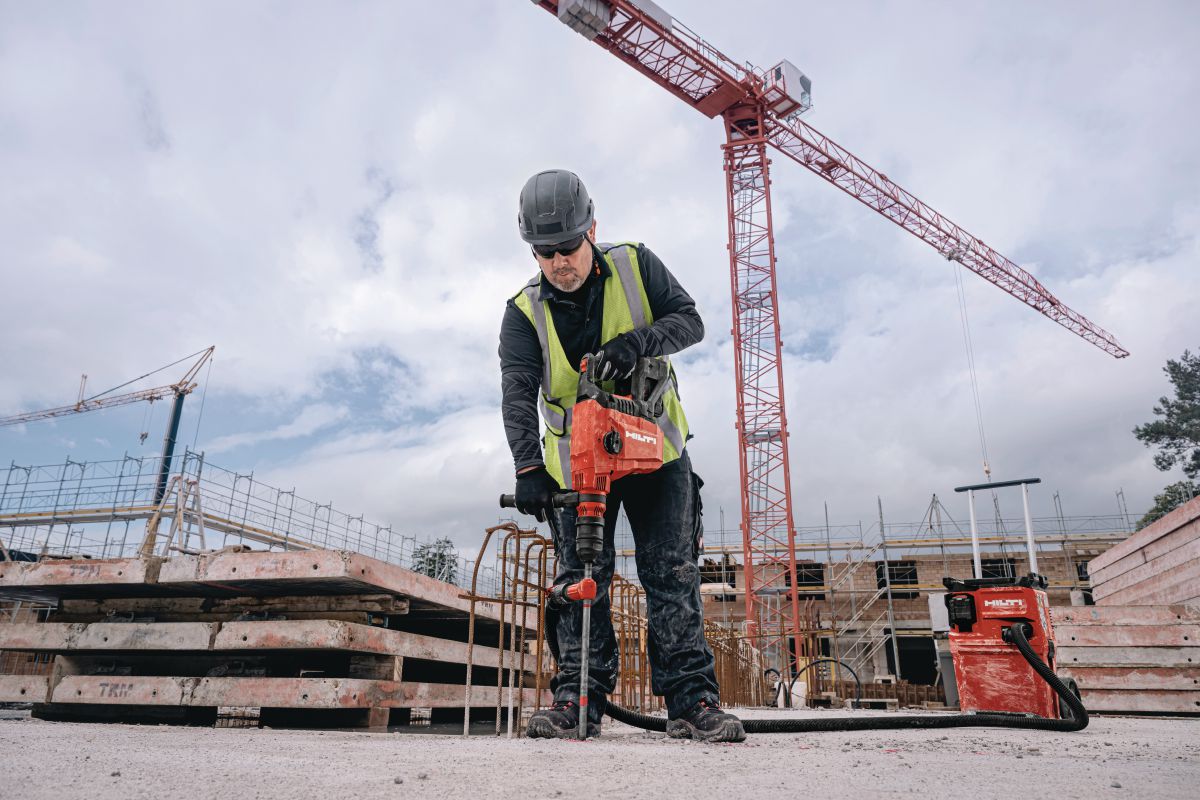 Application picture of the rotary hammer TE 70-22 with the hollow drill bit TE-YD and the vacuum cleaner attached. Post-installed rebar application.
