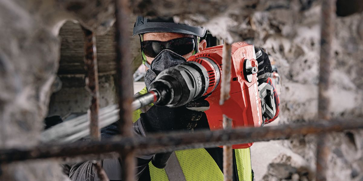Cropped application picture of the rotary hammer TE 70-22. Concrete chiseling application.