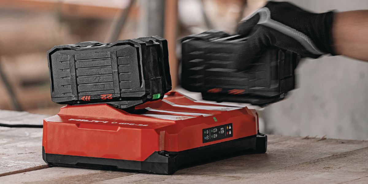 Application picture of the C 8D/DC-22 Nuron Dual-bay flash charger and B 22-260 Nuron flash charging battery.