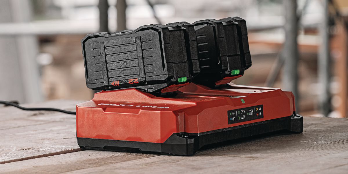 Application picture of the C 8D/DC-22 Nuron Dual-bay flash charger and B 22-260 Nuron flash charging battery.