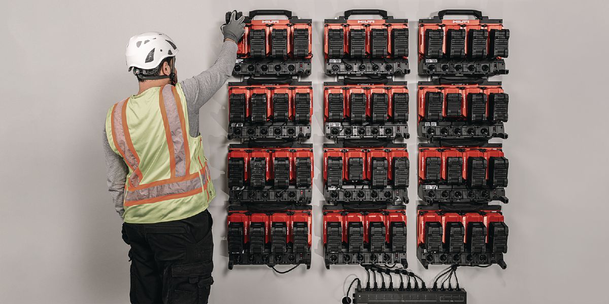 Cropped application picture of the CI D 4-22 Charging Dock and CI SPB 12 Smart Power Bar