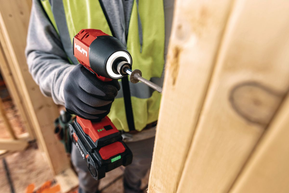 Application photo - SID 6-22 + B22 85 - close up person drilling into wood