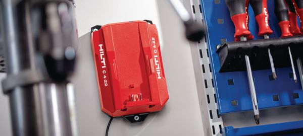 ヒルティの充電器 (ケース付き) L127651_cropped.jpg